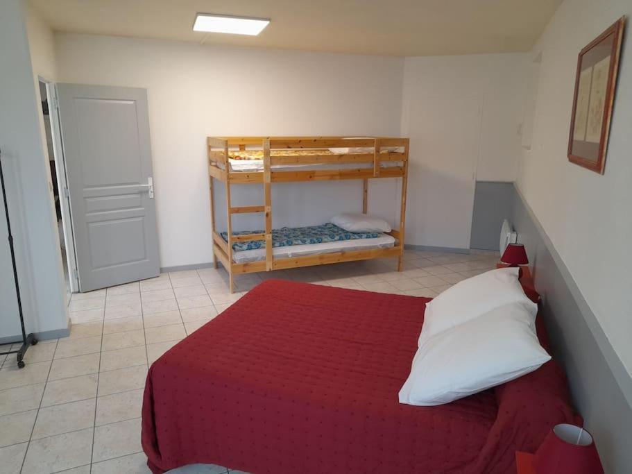 Appartement Au Bord Du Canal Монбар Экстерьер фото